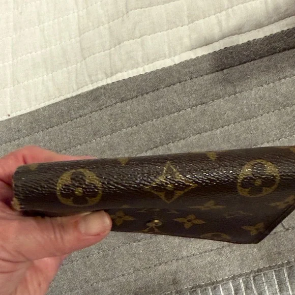 Louis Vuitton Monogram Canvas Kisslock Trifold Wallet. - Picture 7 of 10